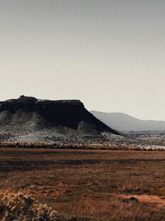 荒凉旷野中的孤峻山峰