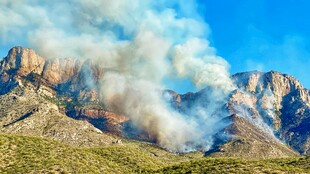 山间烟雾缭绕的壮丽景色