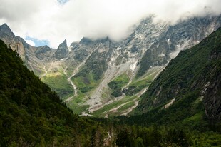 云雾缭绕的壮美山谷景色