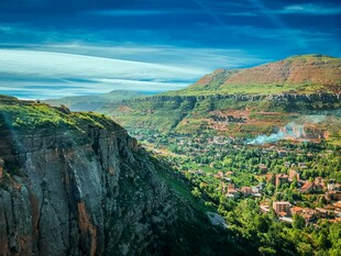 壮丽山景下的多彩城镇