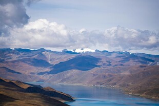 壮丽山水间的湖光山色