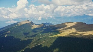 壮丽山峦与蓝天白云美景