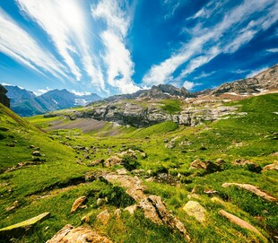 山间绿野蓝天壮美风光