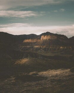 黄昏下的壮丽山峦景色