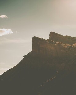 悬崖之巅的壮丽风光