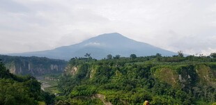 青山环绕中的巍峨山峰