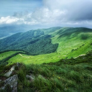 翠绿山峦间的壮美自然景观