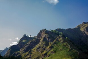 巍峨青山蓝天相伴