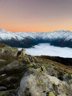 高山云海间的壮丽日出