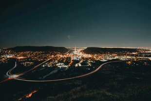 城市夜景中的璀璨灯光