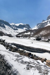 雪山河谷壮丽冬日景观