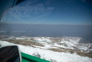雪地中的绿色车辆景观