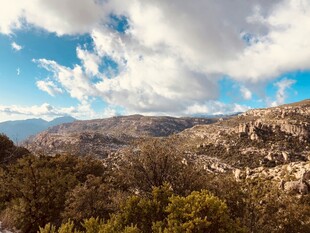 壮丽山景与蓝天白云