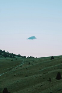 草原上空的神秘不明飞行物