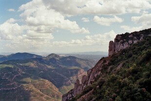 壮丽山景与蓝天白云