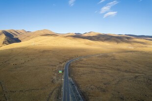 旷野中的蜿蜒公路