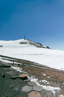 雪山下的开阔景致