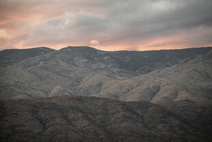 黄昏下的山峦美景