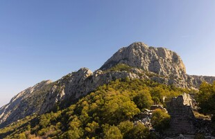 巍峨青山绿意环绕