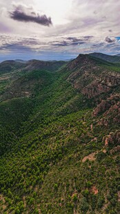 山峦绿野间的壮阔自然景观
