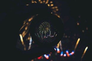 璀璨烟花绽放夜空