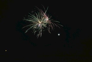 夜空中绽放的绚烂烟花