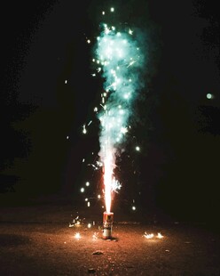 夜空中绽放的绚丽烟花