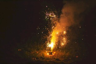 夜中火光闪耀的绚烂景象