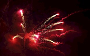 绚丽红色烟花绽放夜空