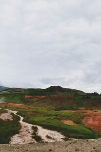 多彩山丘自然风光图