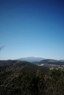 山巅远眺的开阔风景