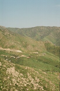 青山绿野间的开阔景致