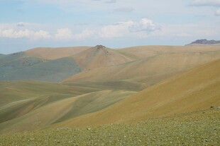 广袤起伏的多彩山丘景观