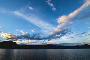 湖畔蓝天彩云美景