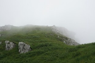 云雾缭绕的青山美景
