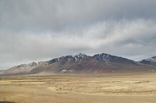 广袤荒原与远处山峦