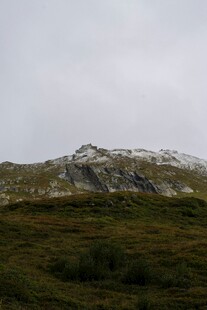 山峦草地间的自然景致