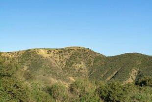 青山蓝天间的自然景致