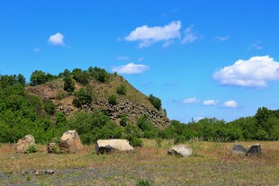 山丘绿野间的自然景致