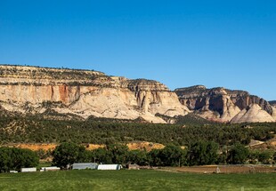 壮丽山峦下的开阔原野