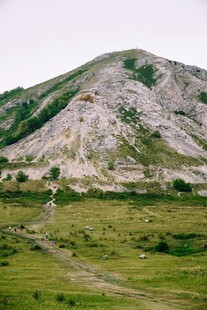 山峦绿野间的自然景致