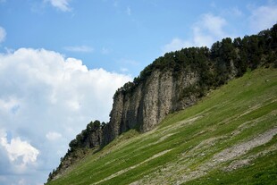 高山草坡与陡峭岩壁景观
