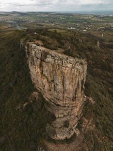 高耸孤岩屹立山林间