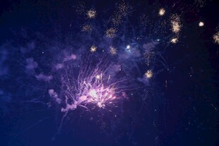 夜空中绚烂绽放的烟花