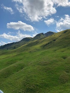 青山绿野间的蓝天白云