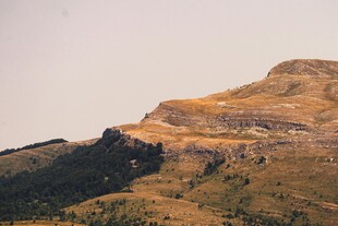 黄昏下的壮丽山峦