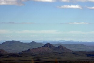 壮丽山峦与蓝天美景