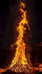 篝火熊熊燃烧的夜晚景象