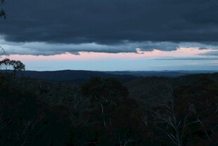 乌云笼罩下的山林景观