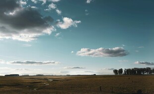 广阔蓝天草原风景图